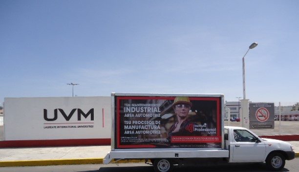 Banner del anuncio de la vacante: UVM · TUMAT PTRETOndChteLRSWE · TSU MANTENIMIENTO · INDUSTRIAL · ÁREA AUTOMOTRIZ · TSU PROCESOS DE · MANUFACTURA · AREA AUTOMOTRIZ · watllus